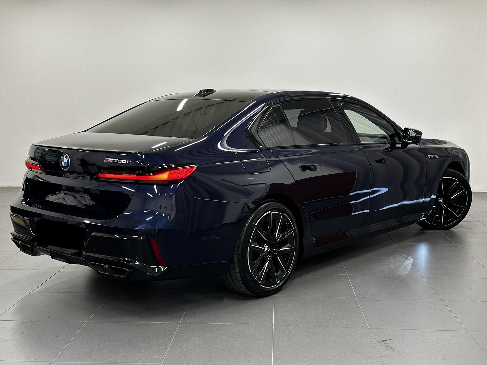 BMW M760e hybrid xDrive Msport | luxusní hybridní limuzína | české předváděcí auto | skladem | modrá tanzanite | hnědá kůže Amarone | maximální výbava | 3.0 benzín + elekto = výkon 570 koní | VIP sleva | nákup online | AUTOiBUY.com